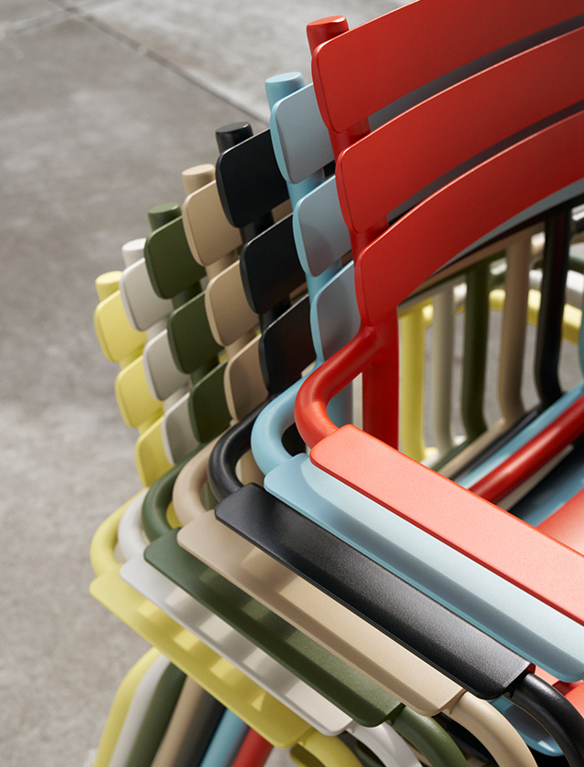 er HOUE ALUA Gartenstuhl ist ein robuster Gartenstuhl aus Aluminium und in 7 Farben erhältlich: Black, Beige, Cayenne, Ice Blue, Muted White, Olive Green und Lemon Zest. Mit seinem modernen Design eignet er sich ideal für Balkon, Terrasse, Garten sowie den gewerblichen Außenbereich, zum Beispiel in Cafés oder Restaurants.