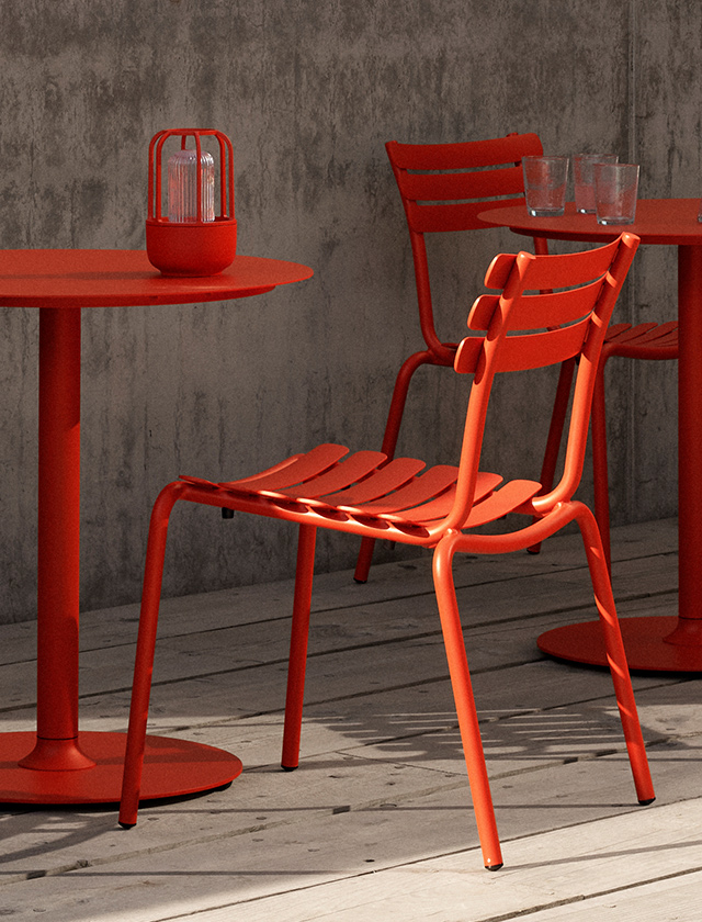 HOUE ALUA Gartenstuhl ohne Armlehnen in der Farbe Cayenne im modernen skandinavischen Design für Garten und Terrasse