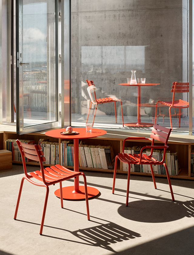 HOUE ALUA Gartenstuhl ohne Armlehnen mit PICO Tisch in Cayenne