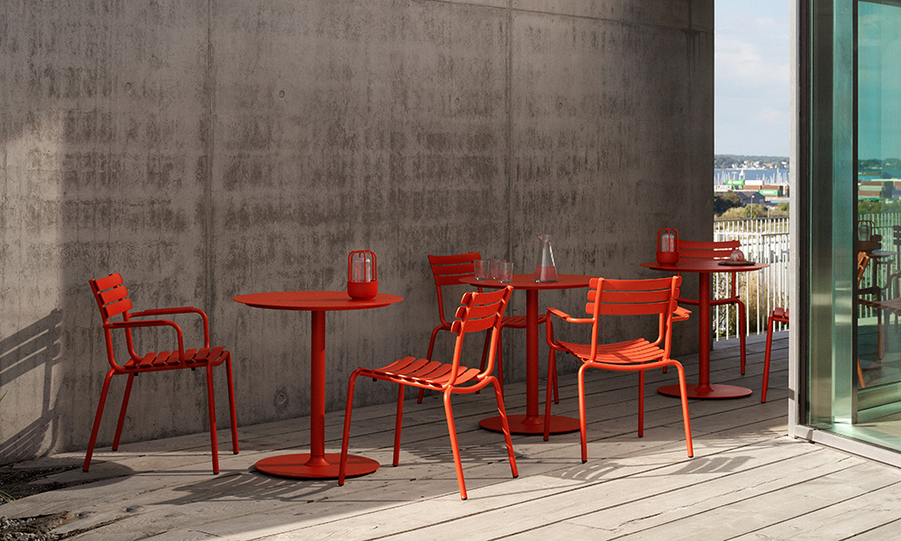 HOUE ALUA Gartenstühle in Cayenne mit PICO Bistrotischen auf moderner Terrasse im Außenbereich