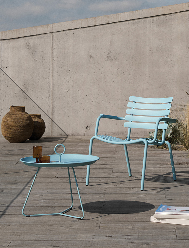 HOUE ALUA Lounge Chair mit Eyelet Tray Table in der Farbe Ice Blue