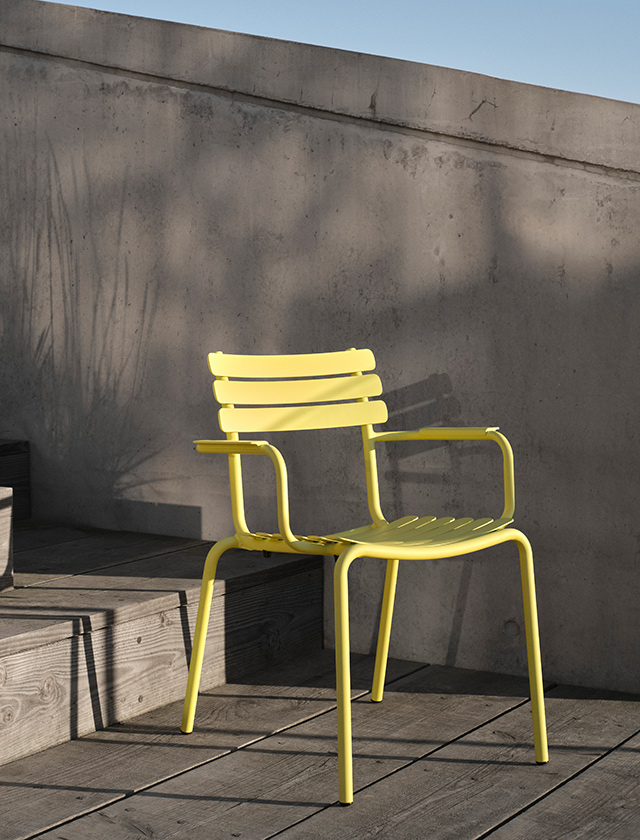 HOUE ALUA Outdoor-Stuhl ohne Armlehnen in der Farbe Lemon Zest im modernen skandinavischen Design für Garten, Terrasse und Balkon
