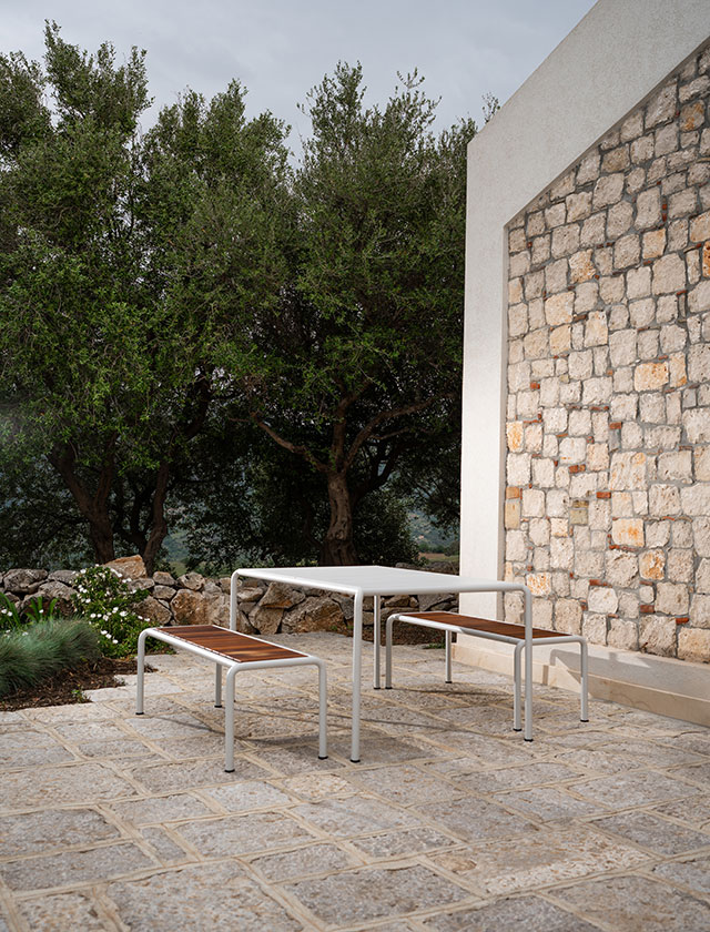 Avanti Gartentisch mit den Rahmen in Muted White und Lamellen aus Thermo Esche. Dazu passend die medium Bänke in Muted White und Lamellen aus Thermo Esche