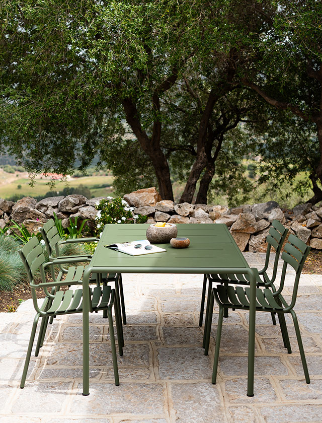 Avanti Gartentisch mit den Rahmen in Mono Olive Green. Dazu passend die Alua Gartenstühle in Olive Green mit und ohne  Armlehnen
