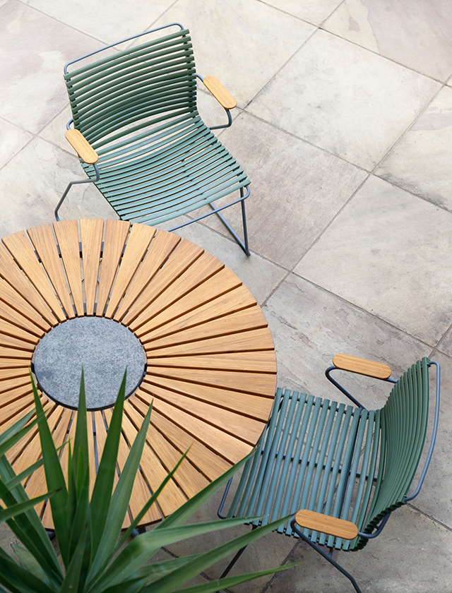 CLICK Gartenstühle - Outdoor Dining Chairs und CIRCLE Esstisch mit einer runden Tischplatte aus Bambus von HOUE aus Dänemark