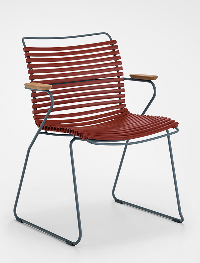 Click Dining Chair in Paprika - Farbnummer 19 - Design Gartenstuhl von HOUE aus Dänemark - Lamellen aus Kunststoff und pulverbeschichtetes Stahl