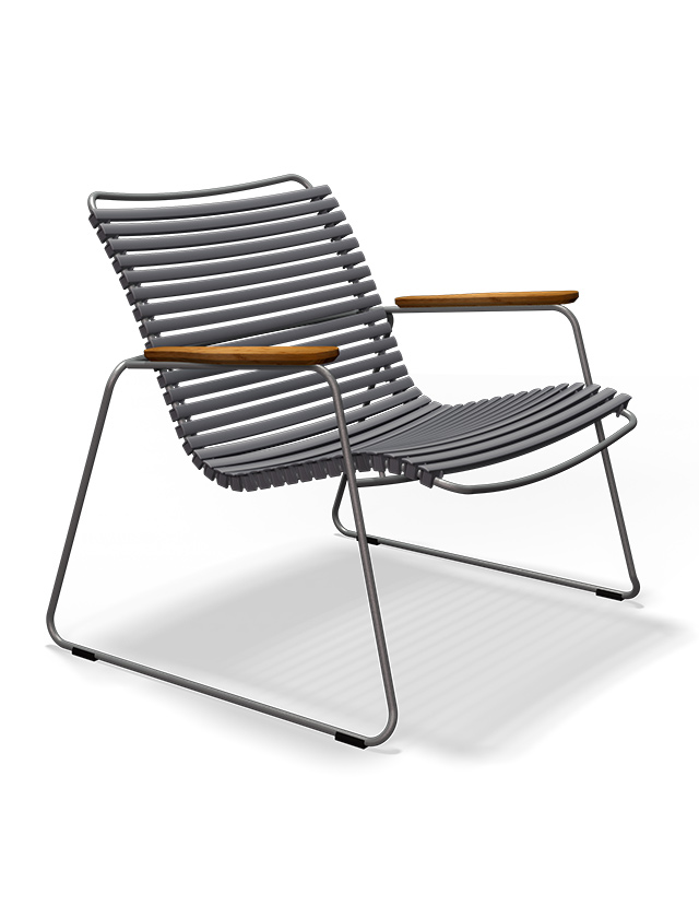 HOUE CLICK Roomy Lounge Chair in Dark Grey mit Bambus-Armlehnen, niedrige Rückenlehne