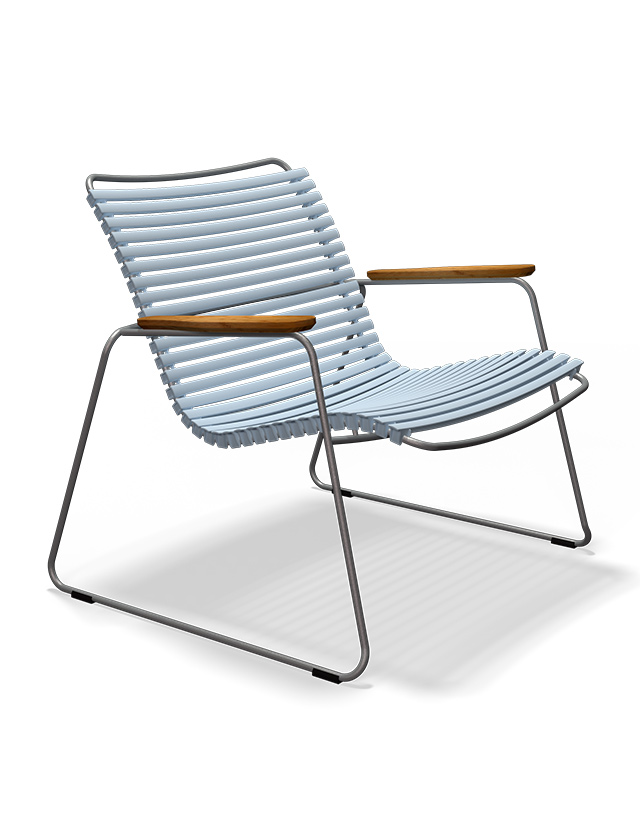 HOUE CLICK Roomy Lounge Chair in Dusty Light Blue mit Bambus-Armlehnen, niedrige Rückenlehne