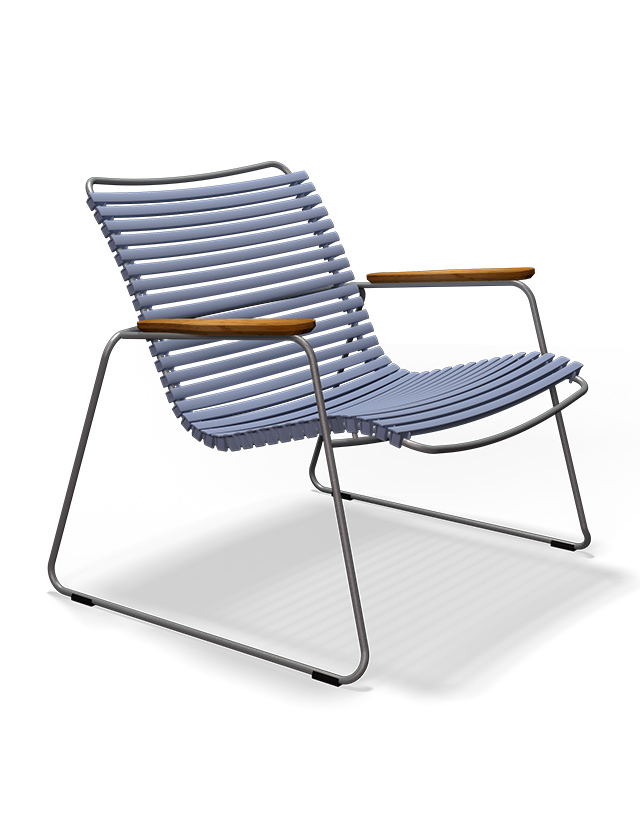 HOUE CLICK Roomy Lounge Chair in Pigeon Blue mit Bambus-Armlehnen, niedrige Rückenlehne