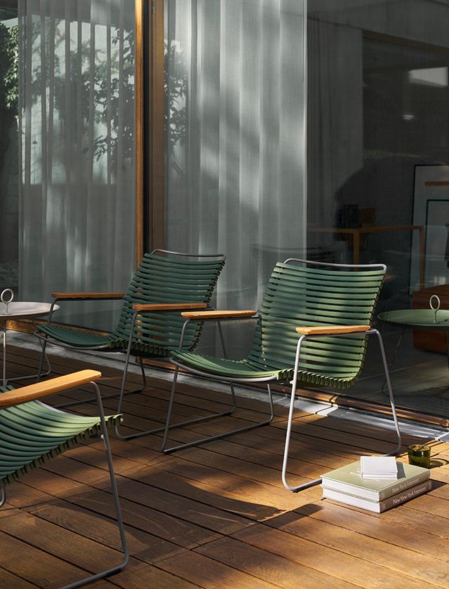 HOUE CLICK Roomy Lounge Chair in Olive Green mit Bambus-Armlehnen, niedrige Rückenlehne