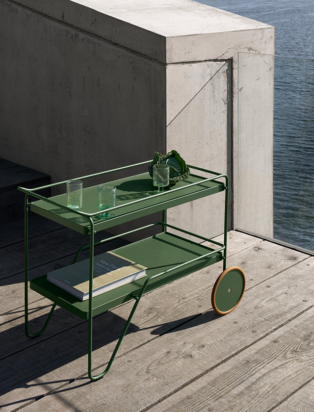 Sie kennen diese Momente, in denen man einfach nur durchatmen möchte. In denen man sich zurücklehnen will – körperlich wie gedanklich. Genau für solche Augenblicke wurde der CLICK Sunrocker von HOUE entworfen.