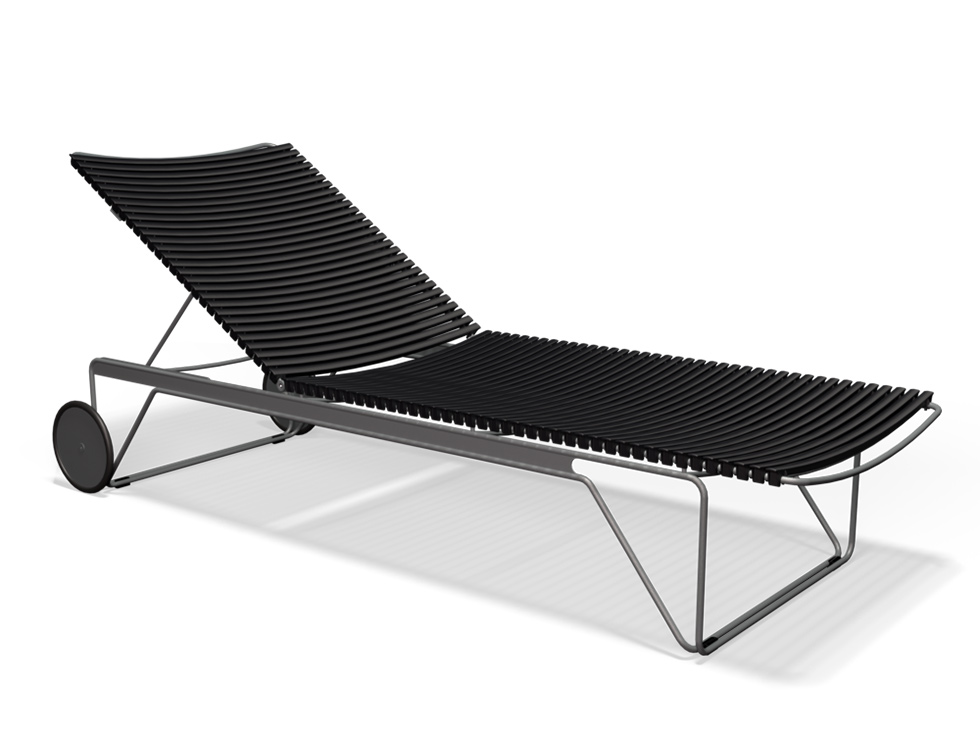 Verstellbare HOUE CLICK Sonnenliege in Black mit Lamellen und Rädern für Terrasse oder Garten.