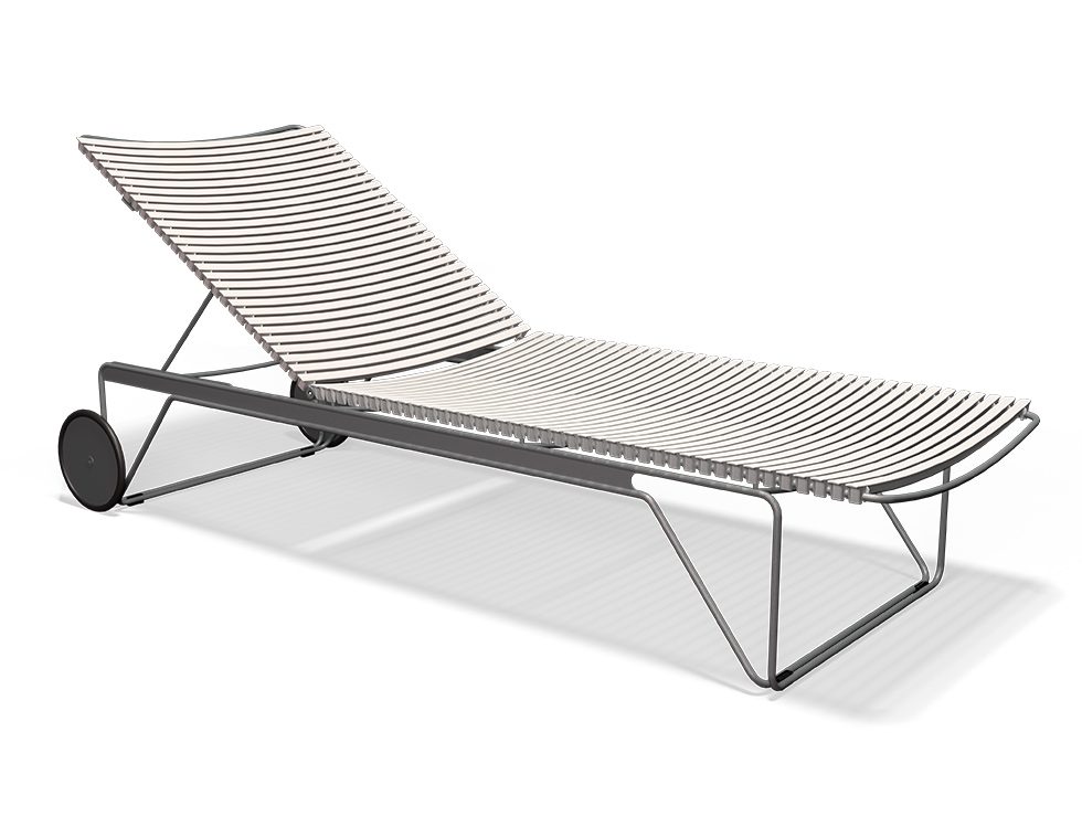 Verstellbare HOUE CLICK Sonnenliege in Muted White mit Lamellen und Rädern für Terrasse oder Garten.