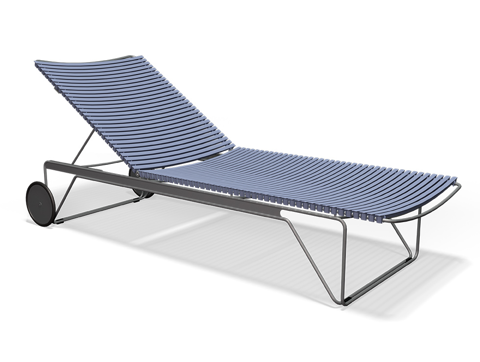 Verstellbare HOUE CLICK Sonnenliege in Pigeon Blue mit Lamellen und Rädern für Terrasse oder Garten.