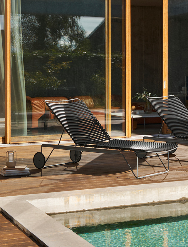 HOUE CLICK verstellbare Sonnenliege mit schwarzen Lamellen