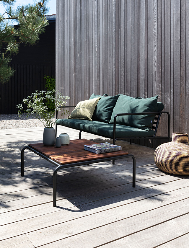 Das HOUE Avon 2-Sitzer Outdoor-Sofa kombiniert modernes skandinavisches Design mit hohem Komfort für den Außenbereich. Die Kissen in Alpine verleihen der Lounge eine helle, ruhige Ausstrahlung, während der Thermo-Ash-Tisch eine natürliche und warme Materialnote ergänzt. Ideal für stilvolle Lounge-Bereiche auf Terrasse, Garten oder Patio.