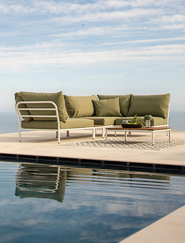 HOUE Level 2 Outdoor Lounge-Set mit Frame in muted white, Kissenbezügen in Leaf und Thermo-Ash-Tisch