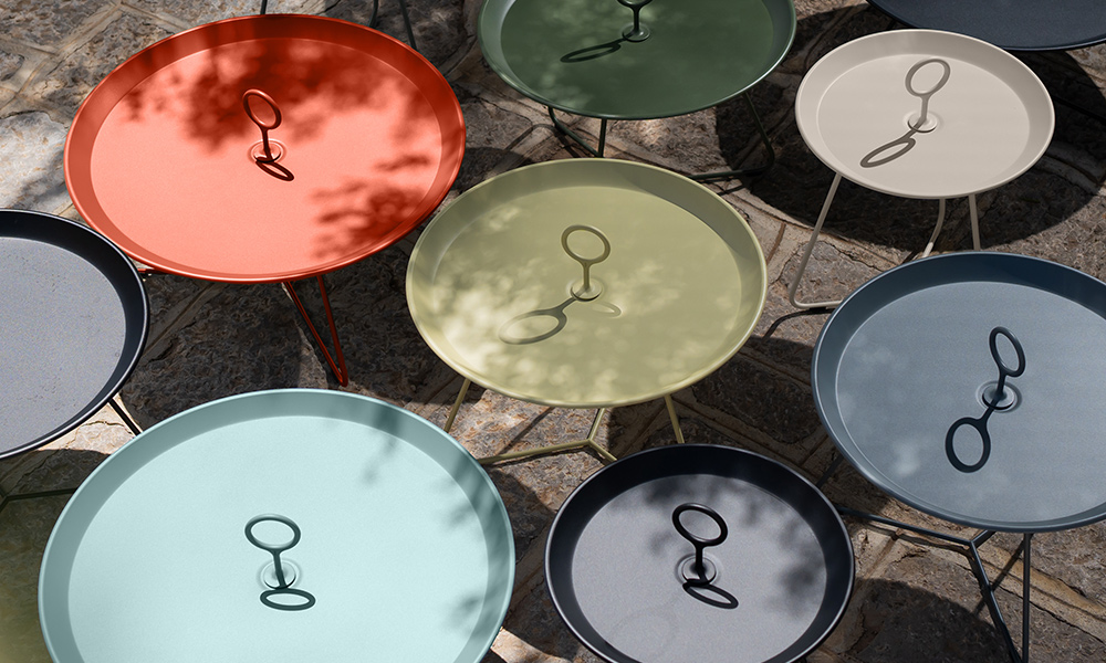 Die EYELET Tray Tische sind mehr als nur einfache Beistelltische – sie sind echte Design-Statements für dein Zuhause oder deinen Garten. Ob auf dem Balkon, der Terrasse, im Wohnzimmer oder neben dem Lieblingssessel – die stylischen Tische machen überall eine gute Figur. Dank ihrer klaren Formen, trendigen Farben und der praktischen Tragegriff-Öse in der Mitte lassen sie sich ganz einfach von einem Ort zum anderen bewegen – genau dort hin, wo du sie gerade brauchst.