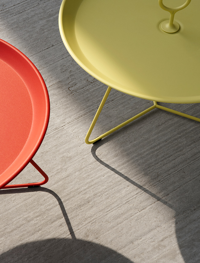 Zwei HOUE EYELET Beistelltische in den Farben Cayenne und Lemon Zest