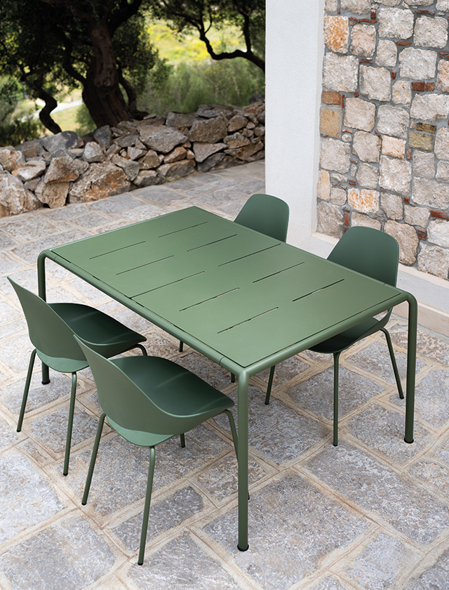 Die dazu kombinierten FALK Stühle in klassischem Schwarz bestehen aus recyceltem Kunststoff mit geschwungener, ergonomischer Sitzschale und pulverbeschichtetem Stahlgestell. Sie bieten nicht nur stilvolle Zurückhaltung, sondern auch echten Sitzkomfort und Nachhaltigkeit in einem.