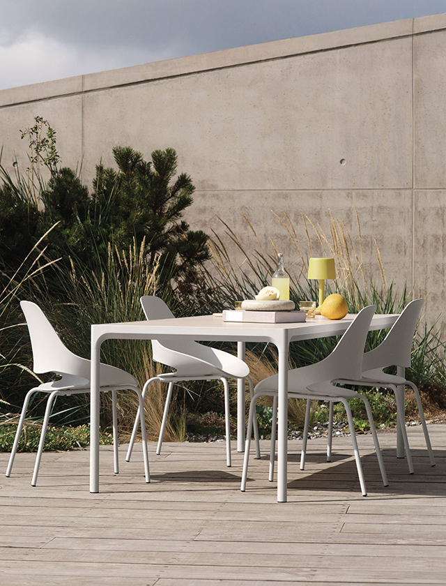 HOUE Four Ceramic Gartentisch 160 cm in Muted White mit FALK Stühlen im Outdoor-Bereich