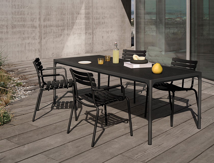 HOUE Four Ceramic Gartentisch in Dark Grey mit ALUA Gartenstuhl Black