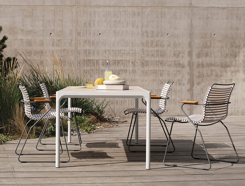 HOUE Four Ceramic Gartentisch mit CLICK Gartenstuhl in Muted White im Außenbereich