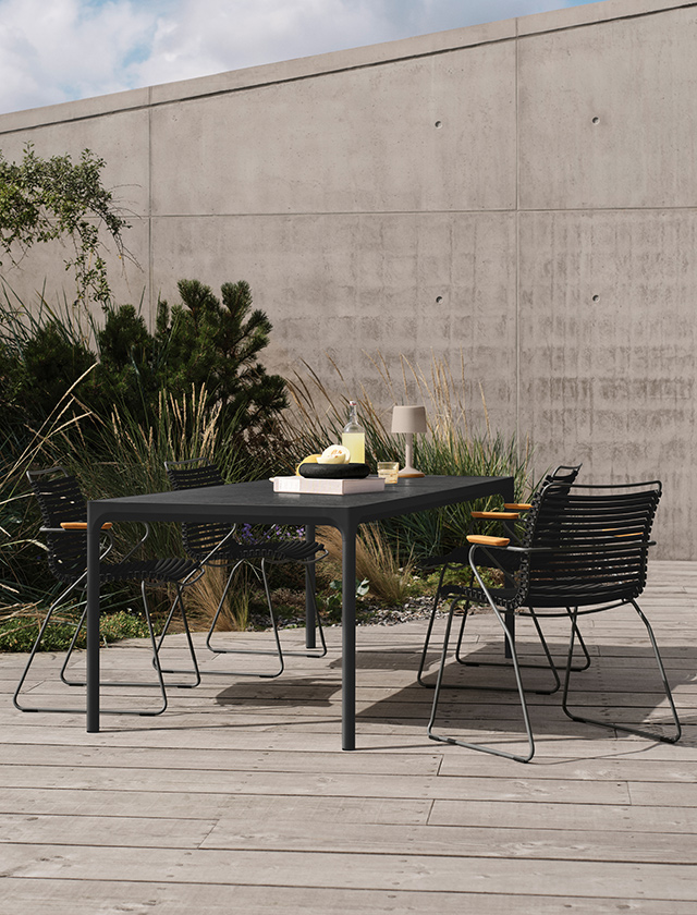 HOUE Four Ceramic Gartentisch 160 cm in Dark Grey mit CLICK Gartenstuhl in Schwarz