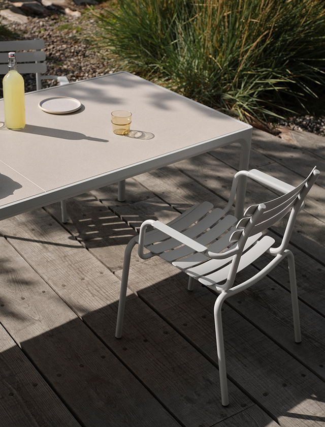 HOUE FOUR Ceramic Outdoor-Esstisch in Muted White mit Keramik-Tischplatte und Aluminiumgestell