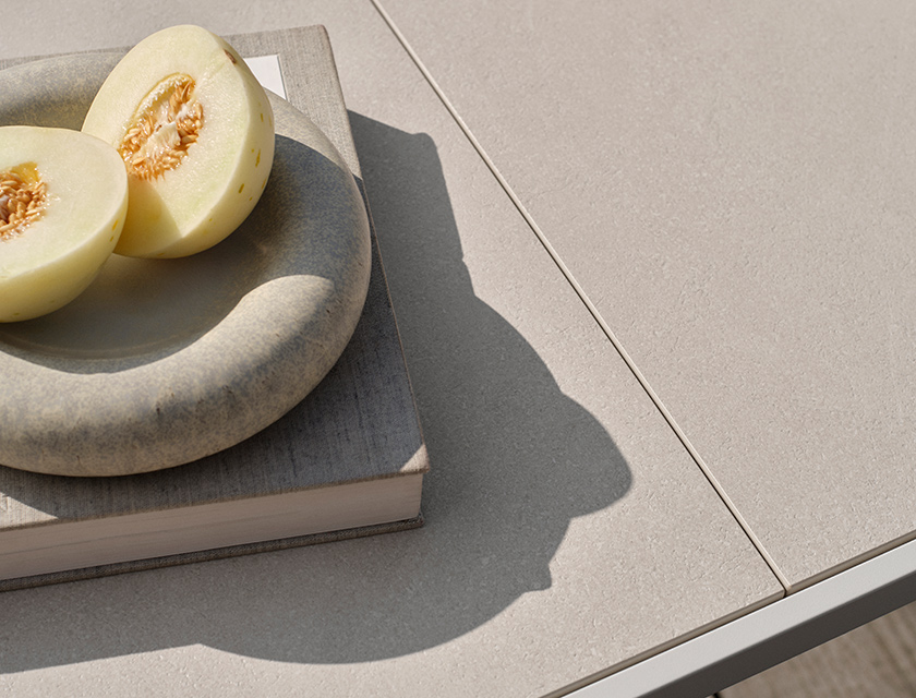 HOUE Four Ceramic Gartentisch Muted White mit Keramik-Tischplatte in Shell