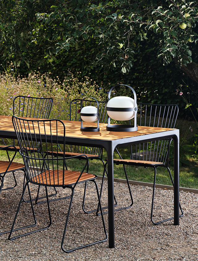 Erleben Sie skandinavisches Design für den Außenbereich mit dem stilvollen Gartenmöbel-Set von HOUE. Die eleganten Paon Stühle in mattem Schwarz verbinden filigrane Linien mit einem stabilen Gestell aus pulverbeschichtetem Metall und ergonomisch geformten Sitzflächen aus nachhaltigem Bambus. Passend dazu präsentiert sich der minimalistisch gestaltete Four Esstisch mit einem wetterfesten Aluminiumrahmen und einer Tischplatte aus Bambusholz, die Wärme und Natürlichkeit in den Garten bringt.