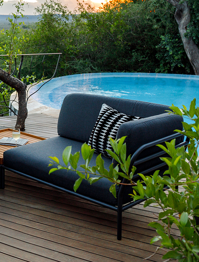 Level Outdoor Lounge Möbel von HOUE - Die Level-Serie besteht aus Sofa-Modulen, Sessel, Ottomane und Tischen