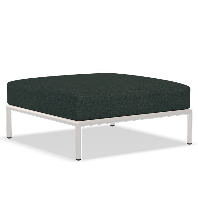 LEVEL Outdoor Ottomane in der Farbe Alpine Green - Sunbrella Heritage und der Rahmen in Muted White