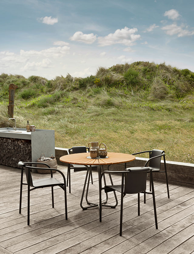 NAMI Gartenstühle mit Armlehne in Black und Circle Gartentisch von HOUE