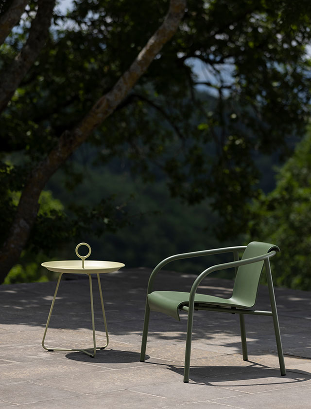 NAMI Lounge Chair in Olive Green  und Eyelet Beistelltisch von HOUE