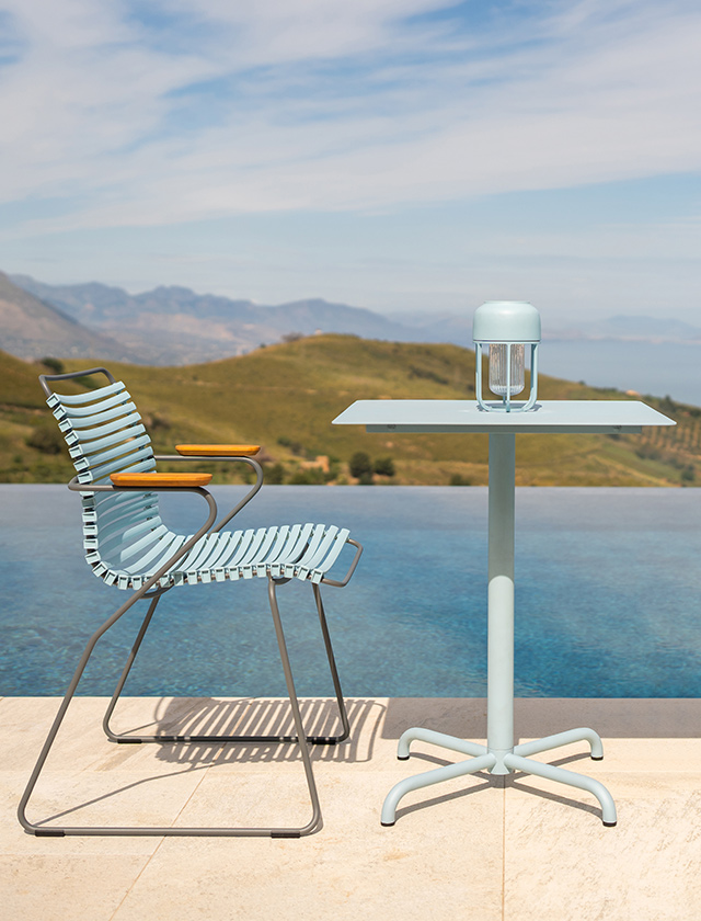 HOUE PICO Tisch 60x60 cm in Ice Blue mit 4-Star-Base, kombiniert mit CLICK Dining Chair in Dusty Light Blue