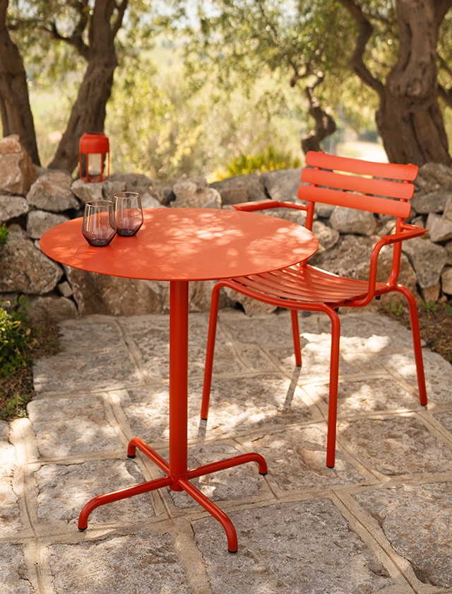 HOUE PICO Bistrotisch in Cayenne mit 4-Star-Base, kombiniert mit ALUA Dining Chair in Cayenne