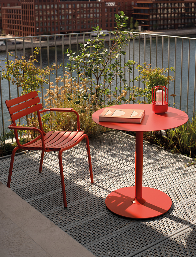 Der HOUE PICO Tisch in Cayenne mit rundem Standfuß überzeugt durch modernes Design und eine kompakte Form – ideal für Balkon, Terrasse oder Garten.