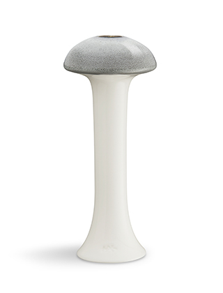 Ahlmann Kerzenhalter in Grau von Kähler Design - Höhe 200 mm - Die Kappe des Pilzkerzenhalters ist Grau. In diesen Ahlmann Pilz-Kerzenhalter passen Tafelkerzen.