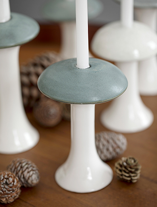Ahlmann Pilz-Kerzenhalter von Kähler Design für Christbaumkerzen - Gibt es in einer glänzenden oder matten Glasur in den Farben Dunkelgrün und Hellgrün. Ahlmann-Leuchter können Sie einzeln und in Gruppe arrangieren. Zusammen mit Tannengrün, Zapfen und Moos erstellen Sie einen stilvollen Adventskranz. Nehmen Sie dazu 4 Ahlmann Kerzenhalter in unterschiedlichen Farben und Größen.
