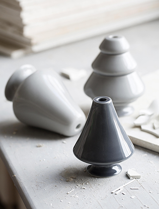 Avvento Bäumchen Kerzenhalter in Grau von Kähler Design präsentiert in der Töpferei.