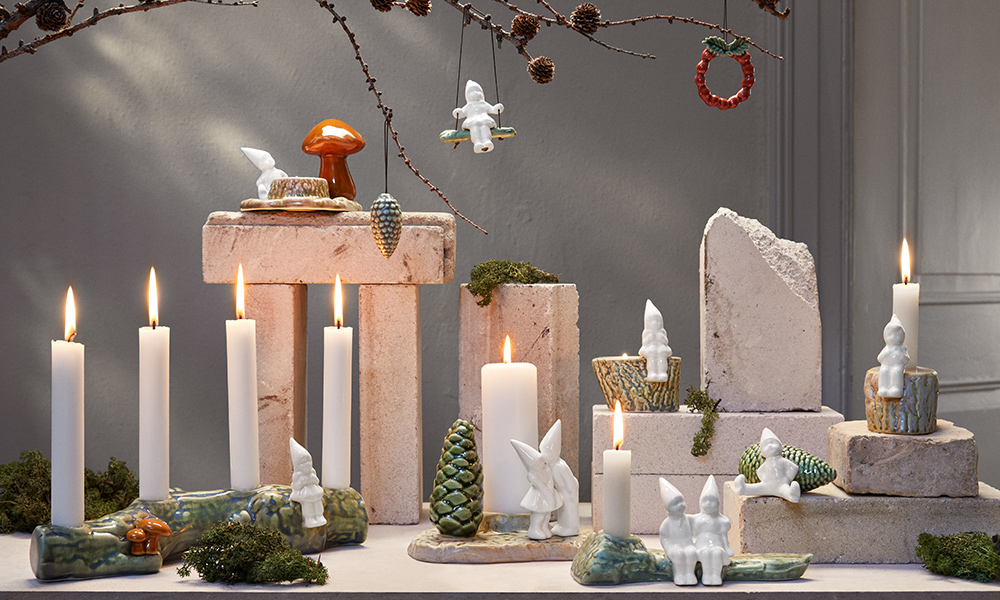 In der Zusammenarbeit mit Kähler Design aus Dänemark hat Thora Finnsdottir eine besondere Kollektion erschaffen, die "Christmas Tales", die unter anderem die Figuren Christmas Light, Christmas Kiss, Christmas Hug, Christmas Joy, Christmas Journey und Christmas Break umfasst. Gefertigt aus weißen Porzellan, treffen hier Kunst und Handwerk aufeinander. Die farbige Glasur, der diese Figuren aufgetragen sind, spiegelt natürliche Strukturen wider und ist inspiriert von der Schönheit von Pilzen, Tannenzapfen und Baumstümpfen. Mit einem Auge für das Neue und Andere hat Finnsdottir diese natürlichen Formen in Keramik verewigt, wobei sie ihnen neues Leben einhaucht und so ein Stück unvergängliche Natur für das heimische Wohnzimmer schafft. Ein kunstvolles Beispiel für modernes dänisches Design, das Tradition und Innovation vereint.