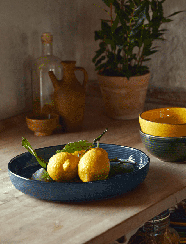 Die Kähler Colore Tarteform in Berry Blue bringt mediterrane Lebendigkeit auf den Tisch. Gefertigt aus hochwertiger Keramik, vereint sie funktionale Backkunst mit skandinavischem Design. Der tiefblaue Farbton setzt ausdrucksstarke Akzente, egal ob beim Servieren frischer Tartes, Obst oder kleiner Köstlichkeiten. Das handwerkliche Finish mit sanft schimmernder Glasur macht jede Form zu einem Unikat und verleiht Küche wie Esstisch eine elegante Note.