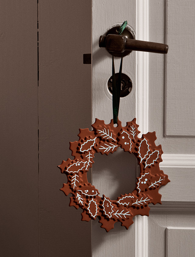 Der Kähler Gingerbread Tür- und Fensterkranz bringt den Zauber traditioneller Lebkuchen in handgefertigter Keramik zum Ausdruck. Mit brauner Oberfläche, weißen Ornamenten und dem typischen grünen Kähler-Band wird er an Tür, Fenster oder Wand zum festlichen Blickfang. Teil der beliebten Gingerbread Serie, vereint er nordisches Design mit nostalgischer Weihnachtsstimmung – ein dekoratives Highlight, das Jahr für Jahr Freude schenkt.