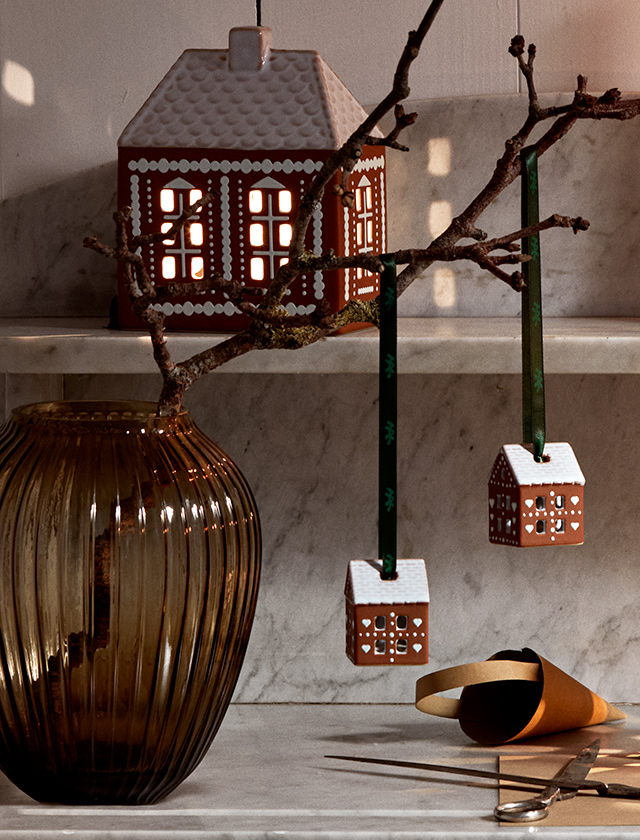 Kähler Design Gingerbread Weihnachts-Hängeschmuck, 2er-Set Lebkuchenhäuser aus Keramik in warmem Braun mit weißen Details – nostalgische Weihnachtsdeko zum Aufhängen am Baum oder Fenster.