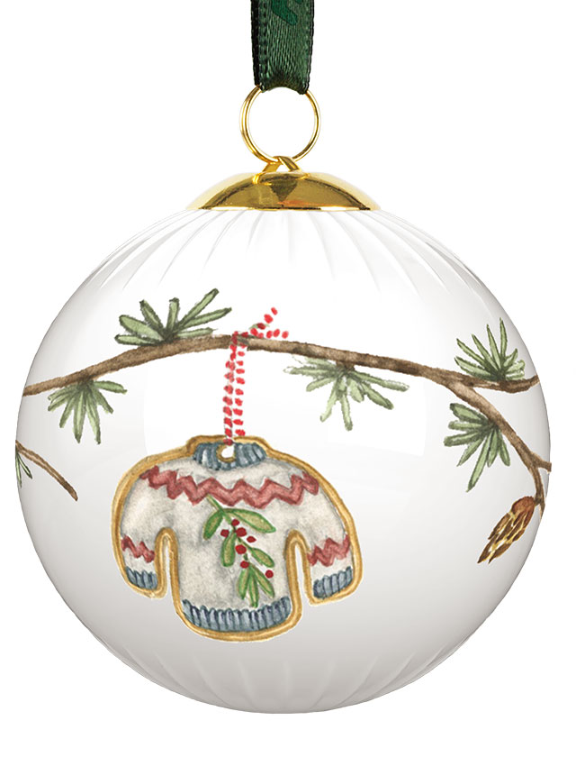 Hammershøi Christbaumkugel Jahrgang 2025 von Kähler Design mit einem feinen, handgemalten Tannenzweig, an dem ein kleiner Pullover-Anhänger mit rot-weißem Aufhängeband hängt. Der Pullover ist in sanften Grautönen gehalten, verziert mit roten und blauen Zierstreifen sowie einem winterlichen Zweigmotiv mit roten Beeren auf der Vorderseite. Die dezente Rillenstruktur des Porzellans, der goldfarbene Abschluss und die dunkelgrüne Schlaufe verleihen auch dieser Seite einen eleganten, nordisch-schlichten Charakter.