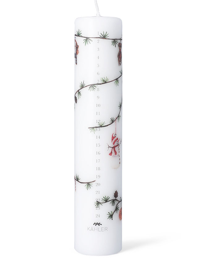 Auf einem hellen Tisch, umgeben von winterlicher Naturdekoration, kommt das skandinavische Design besonders zur Geltung. Die charakteristische feine Rillenstruktur der Hammershøi-Serie verleiht der Kerze ihre unverwechselbare Handschrift – zeitlos, stilvoll und festlich zugleich.