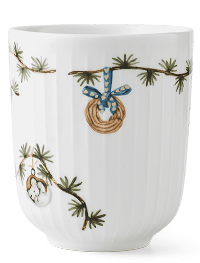 Kähler Hammershøi Christmas Isolierbecher 30 cl – Special Edition - Ansicht mit Lerchenzweig und Gebäckring