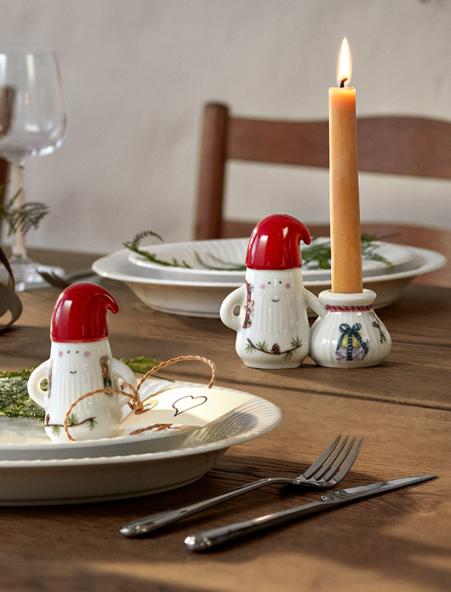 Kähler Design steht für skandinavisches Design mit einer langen Tradition, und der Hammershøi Jul Blockkerzenhalter vereint auf wunderschöne Weise Tradition und modernes Design, was ihn zu einem beliebten Stück für die Weihnachtszeit macht.