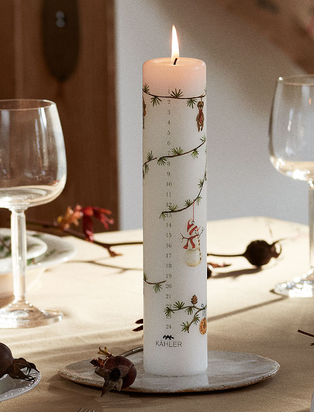 Die Kähler Design Hammershøi Kalenderkerze 2025 ist mehr als nur eine Kerze – sie ist ein tägliches Ritual in der Adventszeit. Aus hochwertigem Wachs gefertigt, zieren filigrane Tannenzweige und liebevolle Weihnachtsmotive die schlanke, elegante Form. Die Zahlen von 1 bis 24 begleiten dich Tag für Tag auf dem Weg zum Heiligabend, während das sanfte Flackern des Kerzenlichts eine warme, besinnliche Stimmung verbreitet.